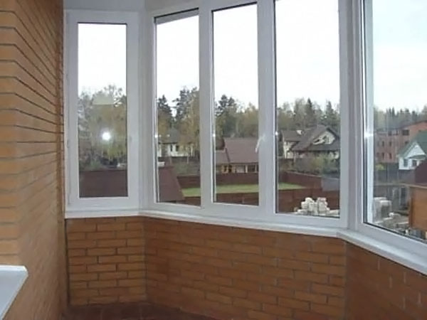 Остекления балкона в частном доме, коттедже и даче Яхрома