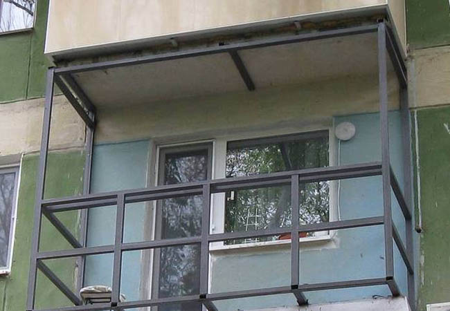 Альтернативное остекление балкона оргстеклом вместо стекла Яхрома